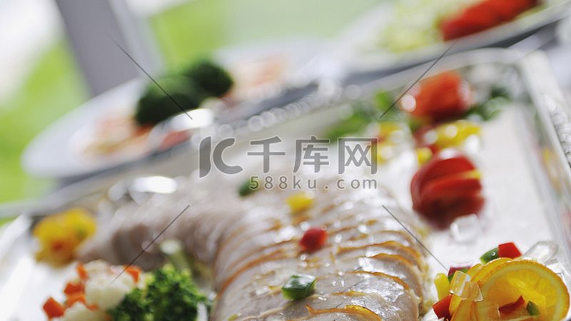 在选择膨化食品时，消费者应关注以下几个方面：